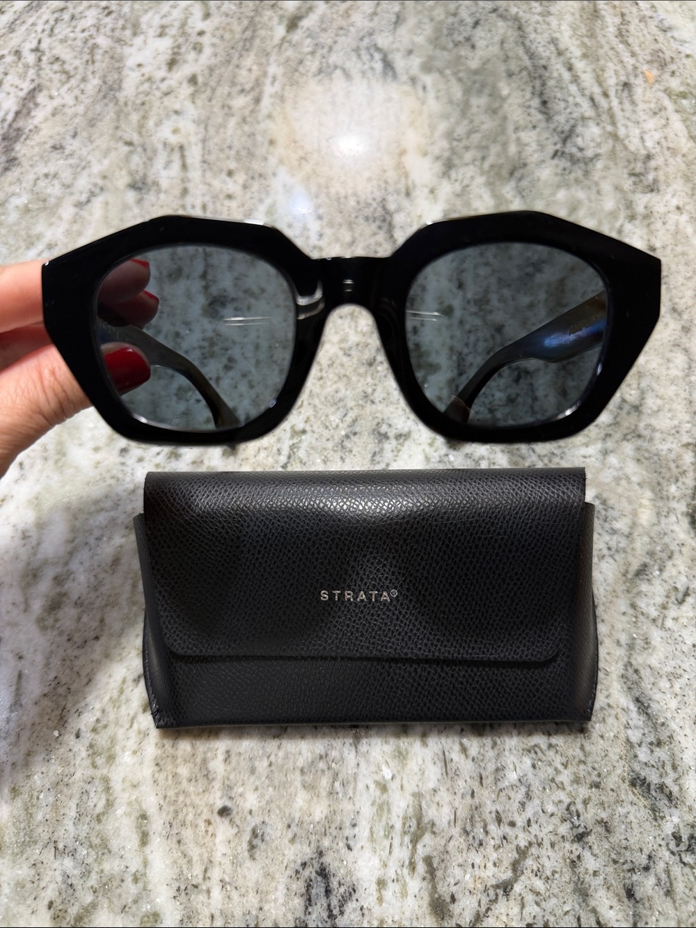 Strata Amplify Sunglasses in Black
